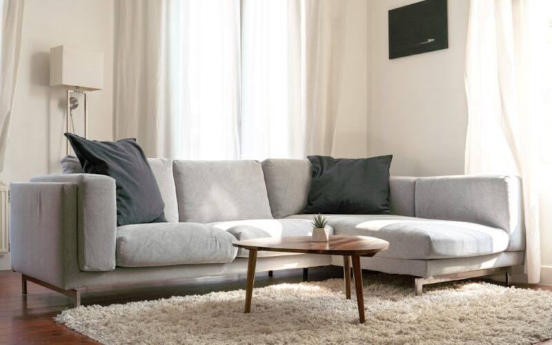 So bleiben Polstermöbel im Wohnzimmer jahrelang schön und gemütlich