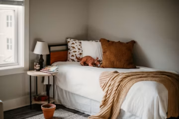 Kleines Schlafzimmer, großer Komfort: Praktische Tipps rund um das Bett 120×200 cm